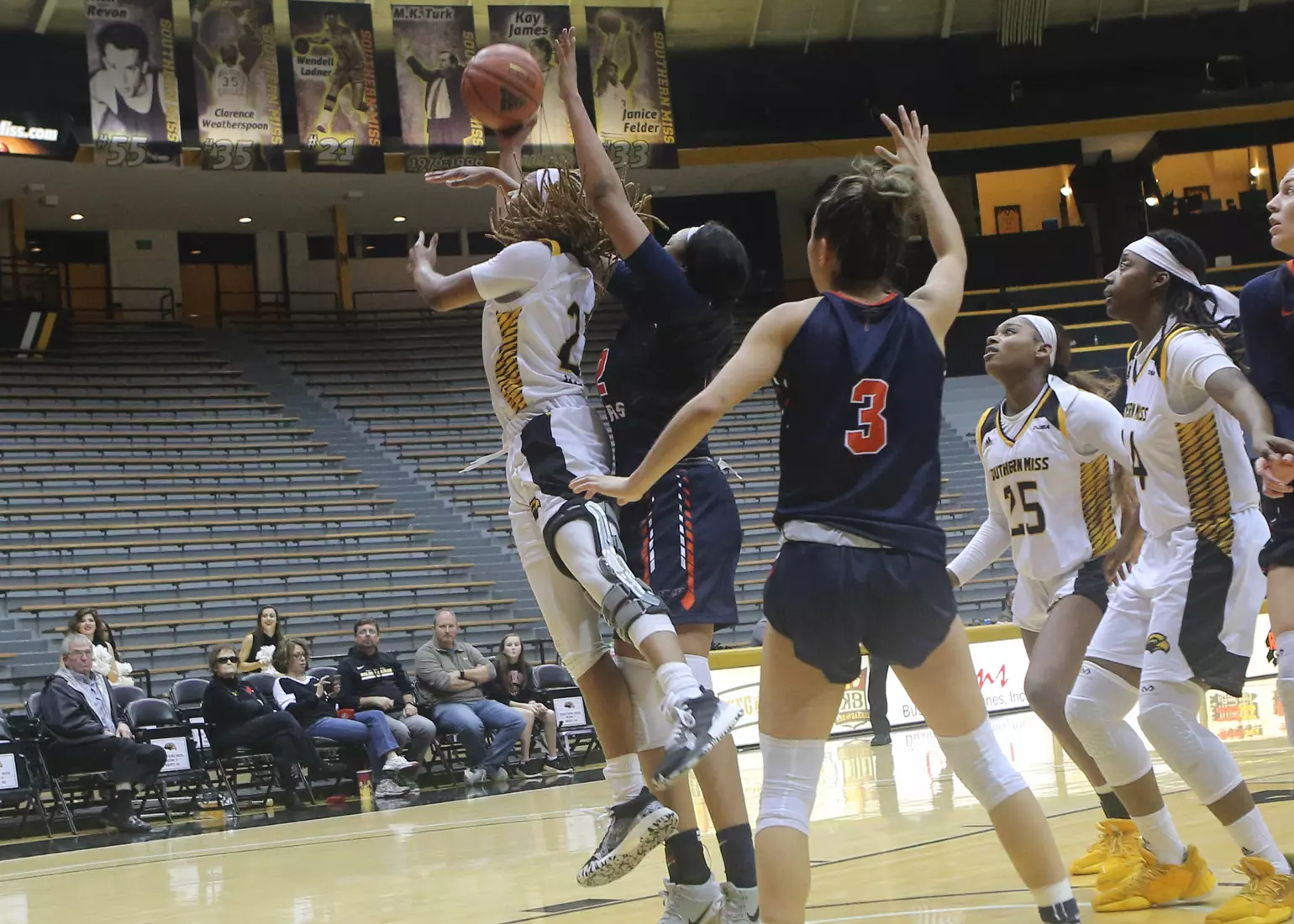 Women's Basketball Action vs UTEP USM Daishai Almond (21) USM