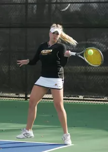 Lisa Noderer evened the match with a victory at No. 3