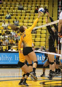 Elise Ames tallying 15 kills on a .750 hitting clip