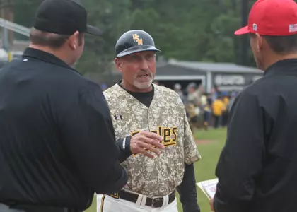 Scott Berry (40) (Joe Harper/bgnphoto.com)