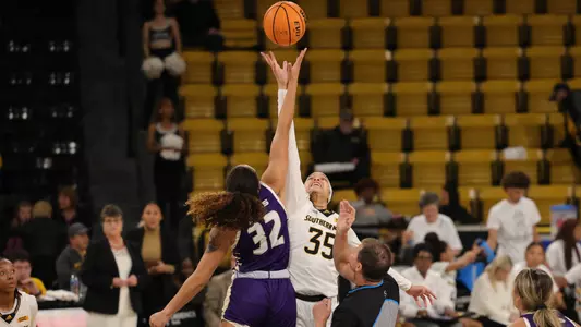 Women's Basketball action vs North Alabama (Joe Harper/bgnphoto.com)