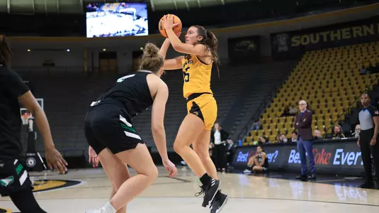 Southern Miss Lady Eagles guard Elle Blatchford (25) takes a shot in a game between the Southern Miss Golden Eagles vs North Dakota in the NCAA Basketball Game. November 24, 2023. (Joe Harper/bgnphoto.com)