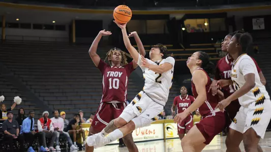 Southern Miss Lady Eagles guard Domonique Davis (2) makes an acrobatic shot in a game between the Southern Miss Golden Eagles and the Troy Trojans. February 19, 2023 (Joe Harper/bgnphoto.com)