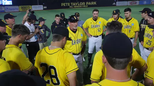 Southern Miss. head coach Scott Berry (40) address the team in a game between the Southern Miss Golden Eagles and Tennessee Volunteers in the NCAA Super Regional Tournament. June 12, 2023 (Joe Harper/bgnphoto.com)