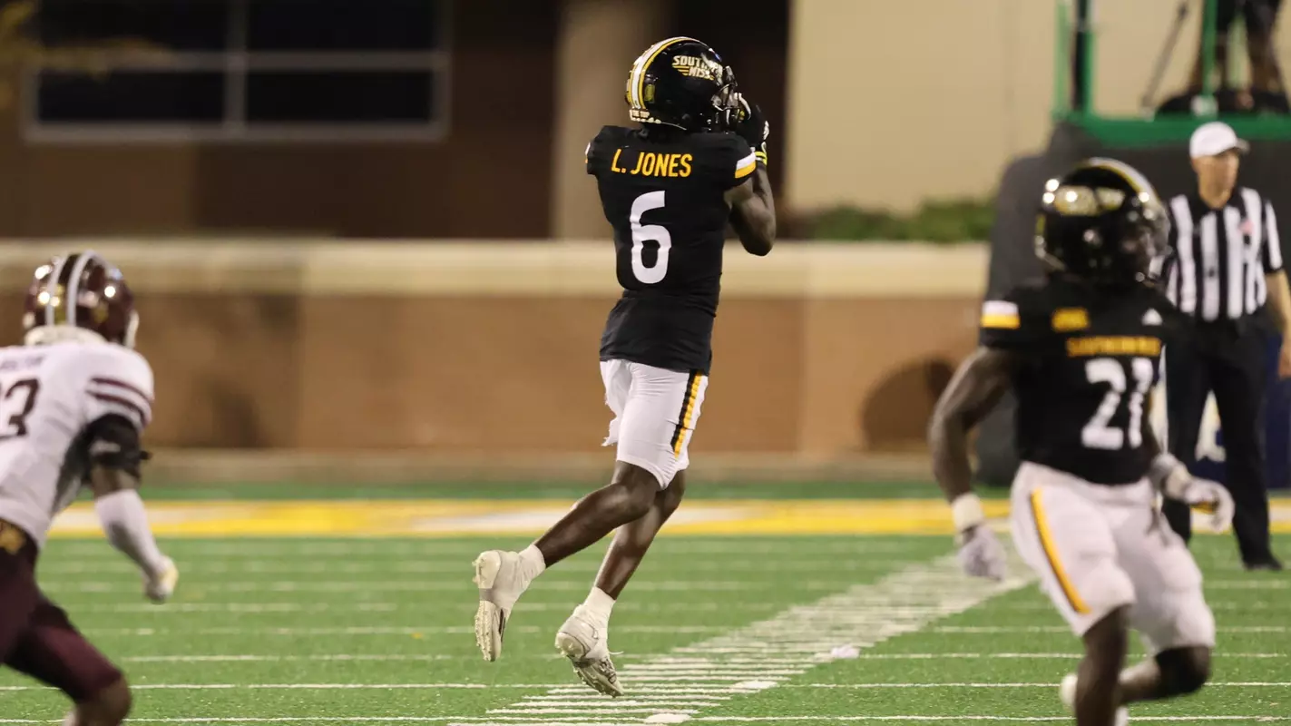 Southern Miss Golden Eagles wide receiver Latreal Jones (6) makes a catch over the middle in a game between the Southern Miss Golden Eagles and Texas State Bobcats in the NCAA Football Game. September 30, 2023 (Joe Harper/bgnphoto.com)