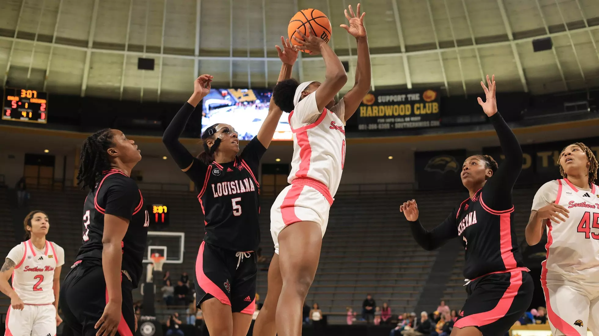 Southern Miss Lady Eagles guard Brikayla Gray (0) going strong to the basket in a game between the Southern Miss Golden Eagles and the Louisiana Ragin Cajuns in a NCAA Women's Basketball game. February 01, 2024. (Joe Harper/bgnphoto.com)