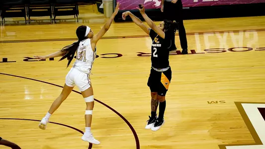 Domonique Davis en route to 22 points against Texas State