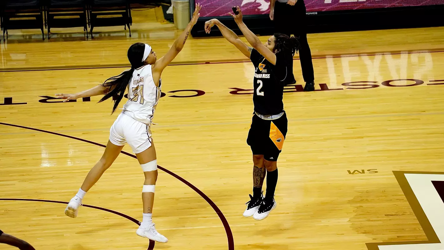 Domonique Davis en route to 22 points against Texas State