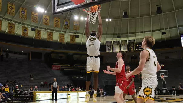 Southern Mississippi Golden Eagles center Tegra Izay (22) attempts a dunk in a game between Southern Miss Golden Eagles and Arkansas State in a NCAA Men’s Basketball game. December 20, 2025 (Joe Harper/bgnphoto.com)