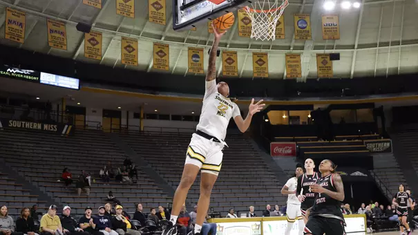 Southern Mississippi Golden Eagles forward Sakyia White (22) with a layup in a game between Southern Miss Golden Eagles and Arkansas State in a NCAA Women’s Basketball game. January 01, 2026 (Joe Harper/bgnphoto.com)