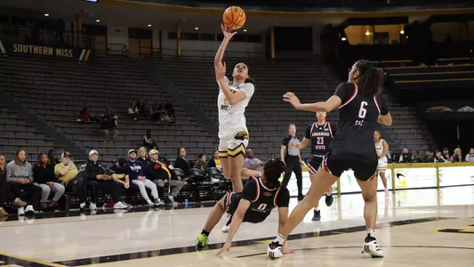 Southern Mississippi Golden Eagles guard Meloney Thames (8) with a layup in a game between Southern Miss Golden Eagles and Arkansas State in a NCAA Women’s Basketball game. January 01, 2026 (Joe Harper/bgnphoto.com)