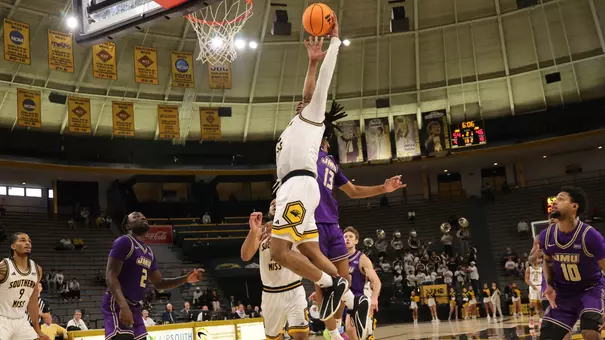 Southern Mississippi Golden Eagles forward Tylik Weeks (4)goes up for a dunk in a game between Southern Miss Golden Eagles and James Madison in a NCAA Men’s Basketball game. January 31, 2026 (Joe Harper/bgnphoto.com)
