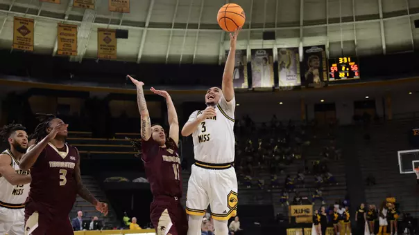 Southern Mississippi Golden Eagles guard Chiante Tramble (3) with a layup in a game between Southern Miss Golden Eagles and Texas State in a NCAA Men’s Basketball game. January 08, 2026 (Joe Harper/bgnphoto.com)