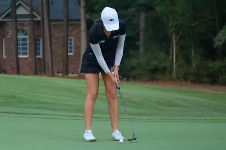 Louise Cuyvers putting