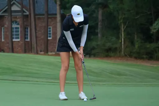 Louise Cuyvers putting