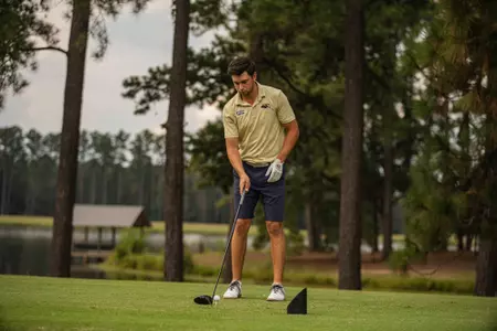 Benjamin Fernandez teeing off