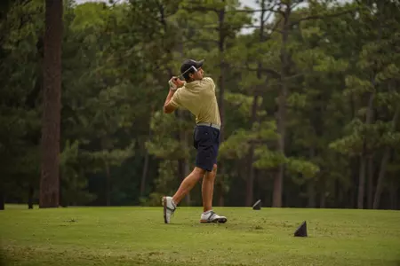 Benjamin Fernandez teeing off