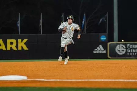 Kyle Morrison hustles to 3rd