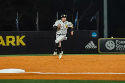 Kyle Morrison hustles to 3rd