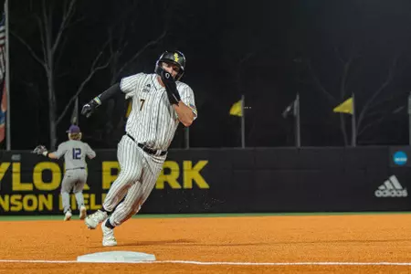 Higdon hustles around 3b