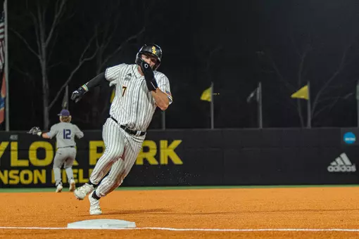 Higdon hustles around 3b