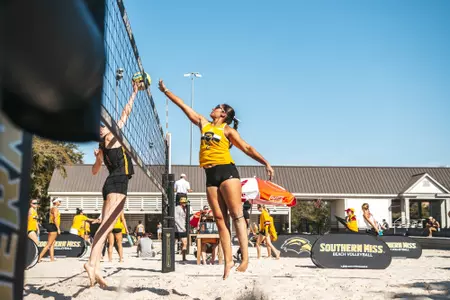 Giovanna Bahia at the net