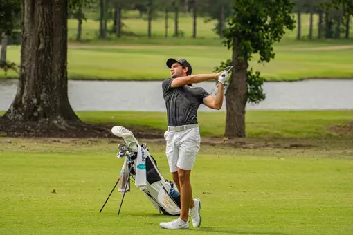 Benjamin Fernandez in his backswing