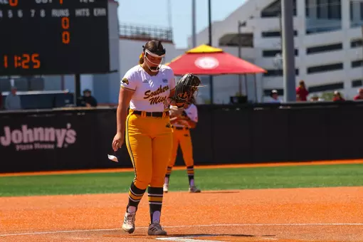 Madilyn Graham dropping rosin bag in the circle