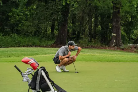 Benjamin Fernandez eyeing up putt