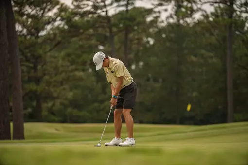 Supakorn "Mic" Amornchaichan putting