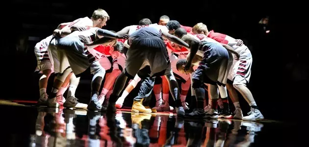 Men's basketball huddle.bench.intro