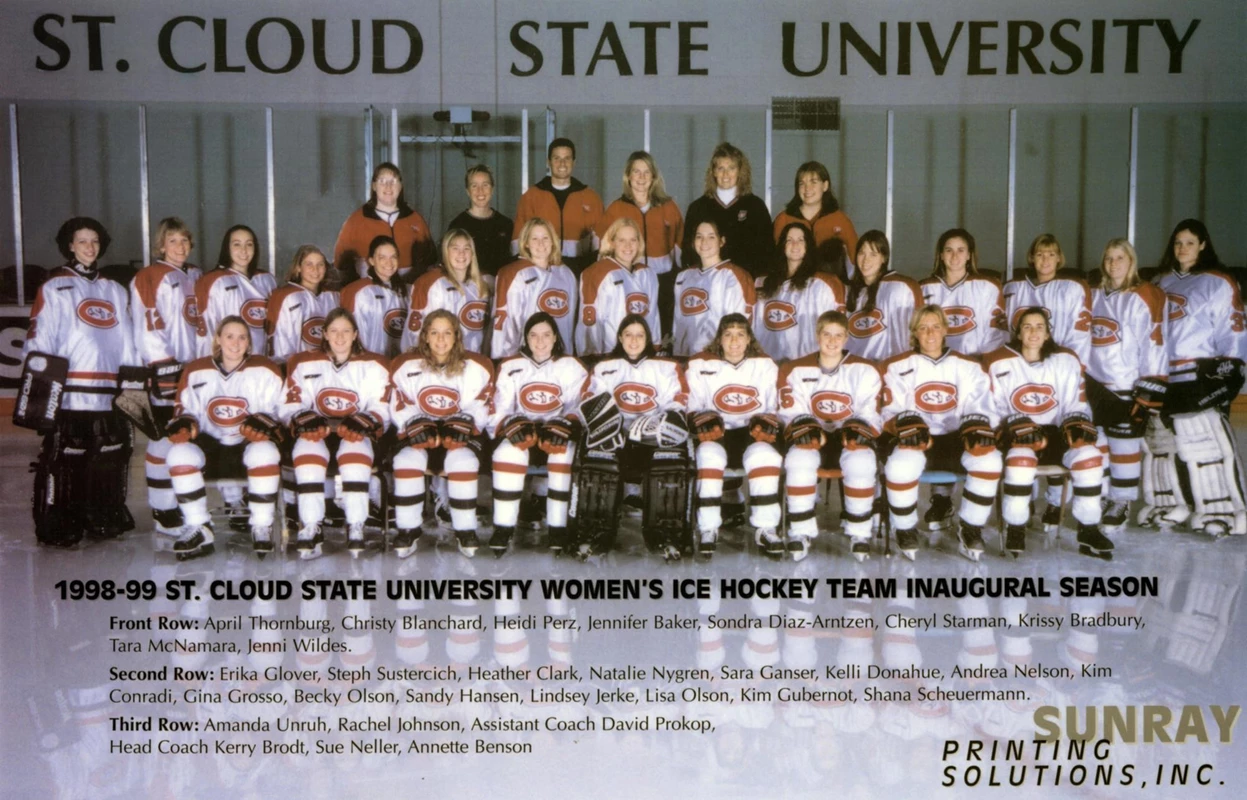 1998-99 Women's Hockey Team Photo