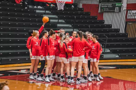 Team huddle vs. MISU 2-28 | 3-1 preview