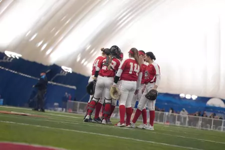 Team huddle vs. USF 2-3 | 3-28 preview