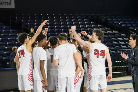 team huddle vs. Minnesota Duluth NCAA Round of 32/Central Region Semifinals 3-15-26