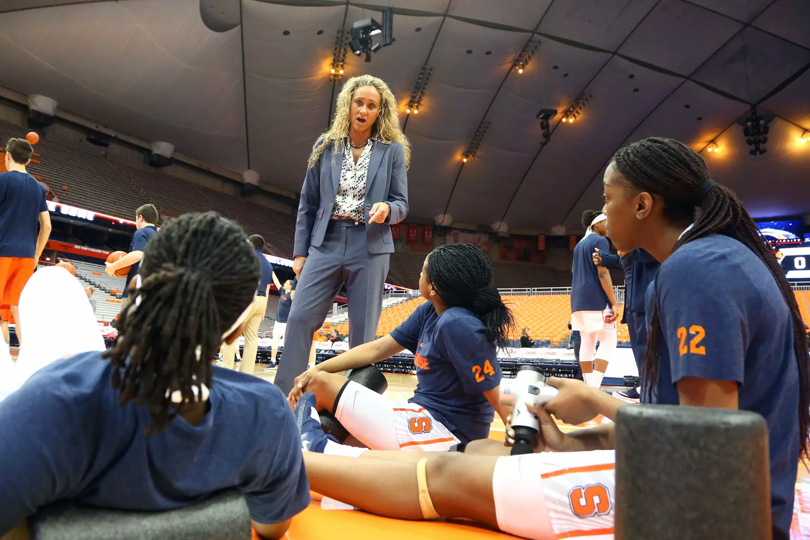 Coach Tammi Reiss talks with players.