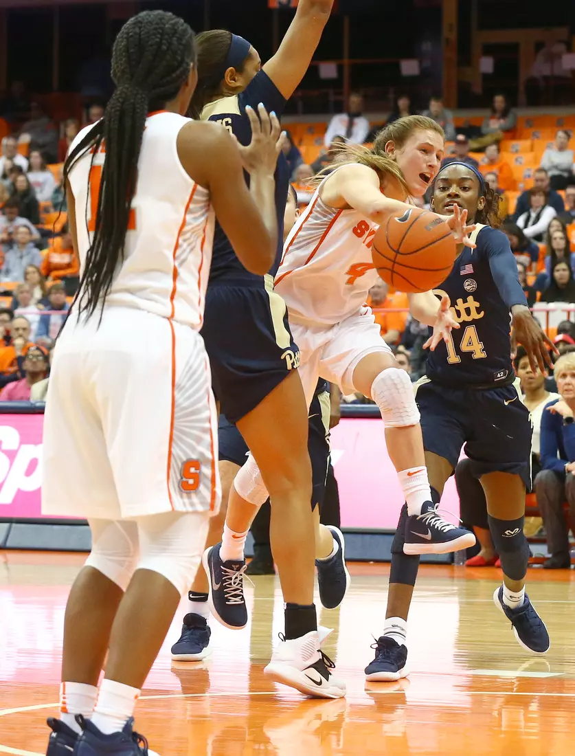 Tiana Mangakahia dishes off to Kiara Lewis.