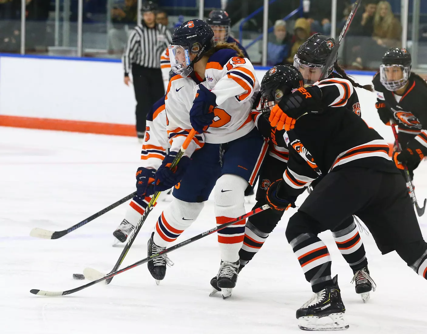 Anna Leschyshyn accepts a pass in traffic.