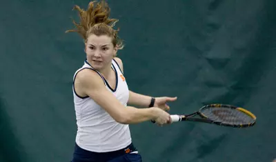 Alessondra Parra with the forehand.