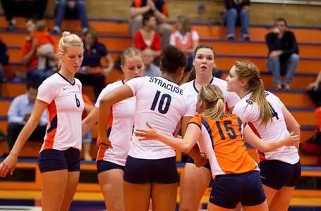 Orange coach Leonid Yelin talks strategy with Gosia Wlaszczuk.