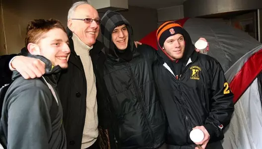 Students pose with coach Boeheim.