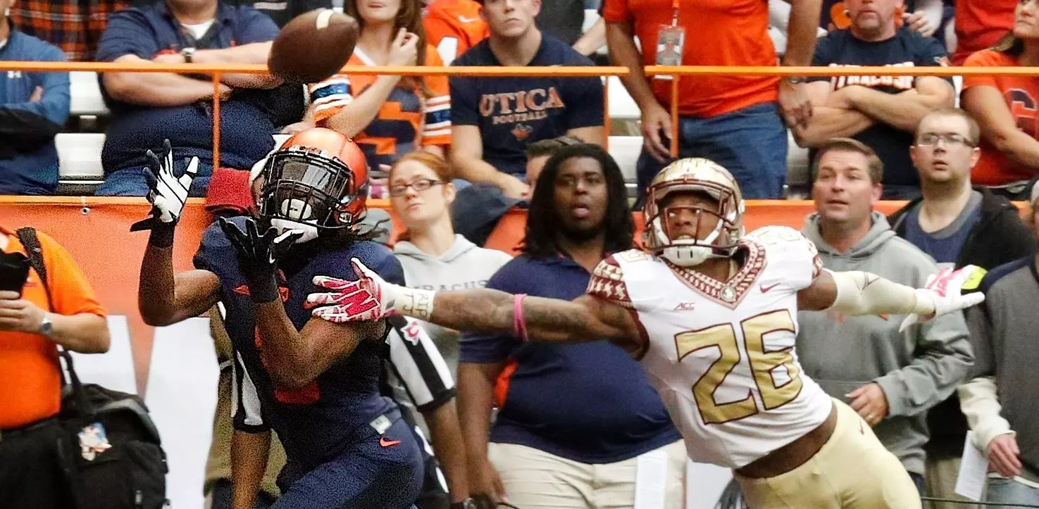 Steve Ishmael catches a touchdown pass.