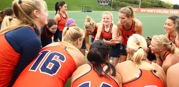 Lies Lagerweij talks to the team prior to the start.