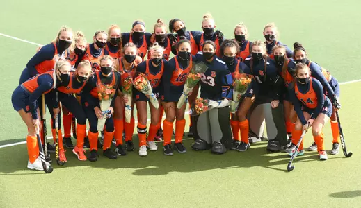 The 2020 Orange pose with their seniors.