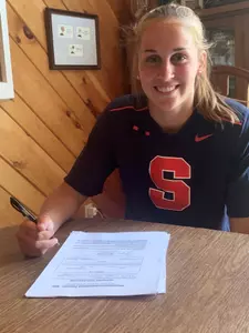Taylor Bennett signs her professional contract with Afturelding.