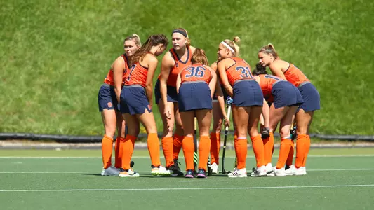 Syracuse field hockey huddles before a corner against Kent State