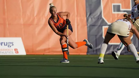 Charlotte de Vries slots a pass over to Willemijn Boogert