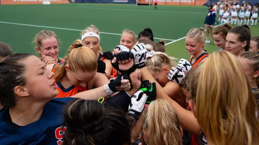 Syracuse field hockey team huddle vs Wagner