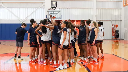 WBB huddles at practice on Oct. 14