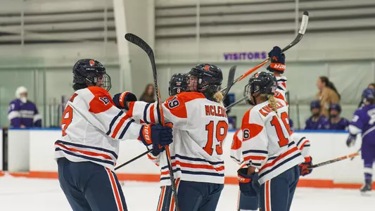 In-game action Syracuse vs. Stonehill